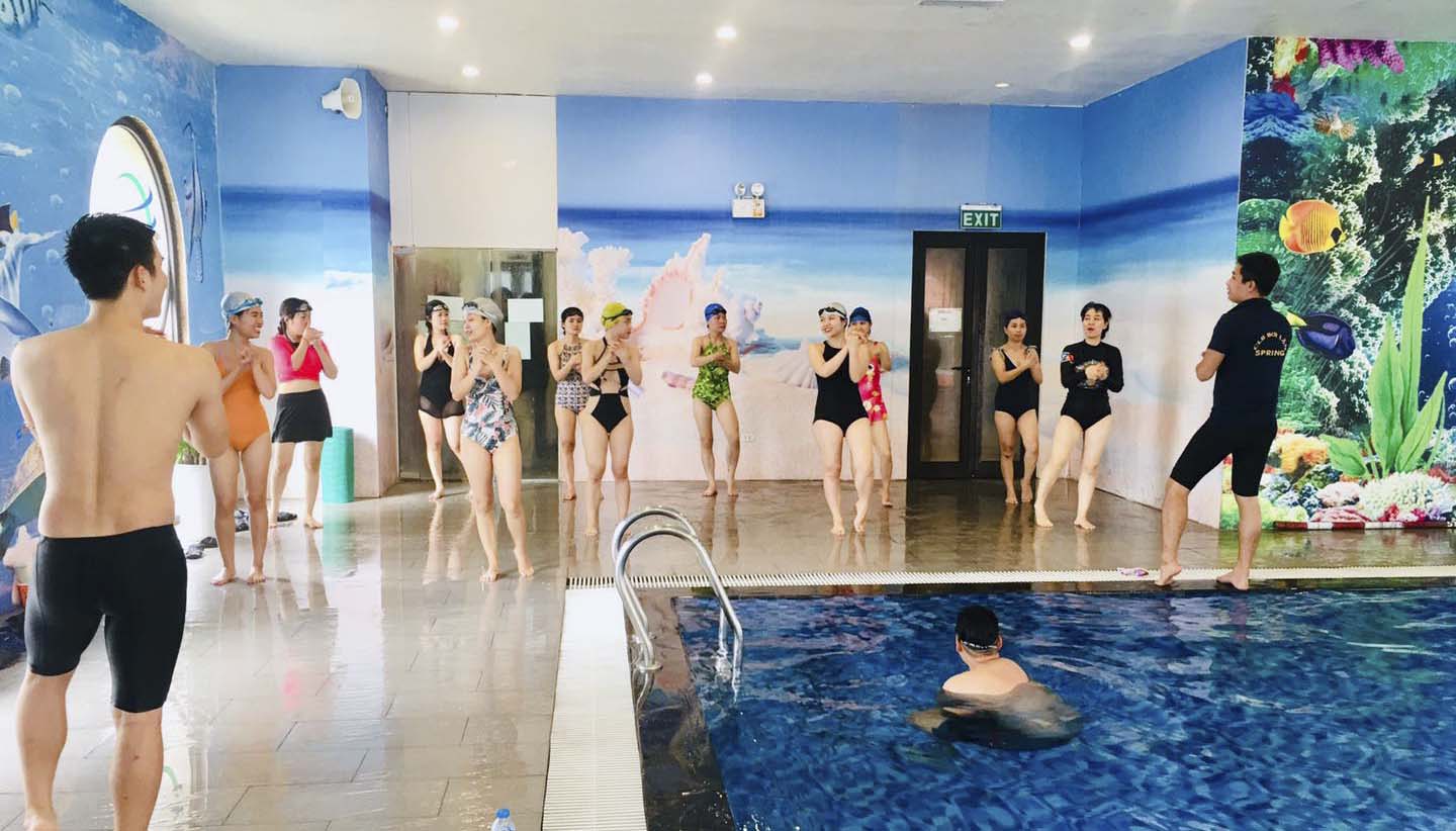 Lớp học bơi buổi tối tại Hà Nội