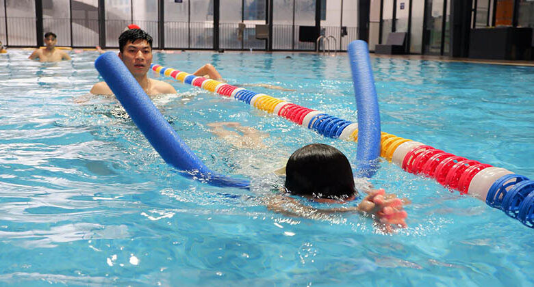 Lớp học bơi tại bể bơi khách sạn Kim Liên 1